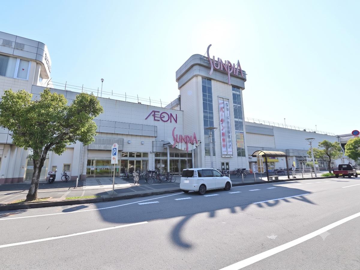イオン 東金店まで約2km～2.1km（徒歩25分～27分／車で約7分）　ご家族が楽しめるお店や施設が充実 しています。休日ここに来れば、1週間分のお買い物も、お食事も、一カ所で済ませることができます。