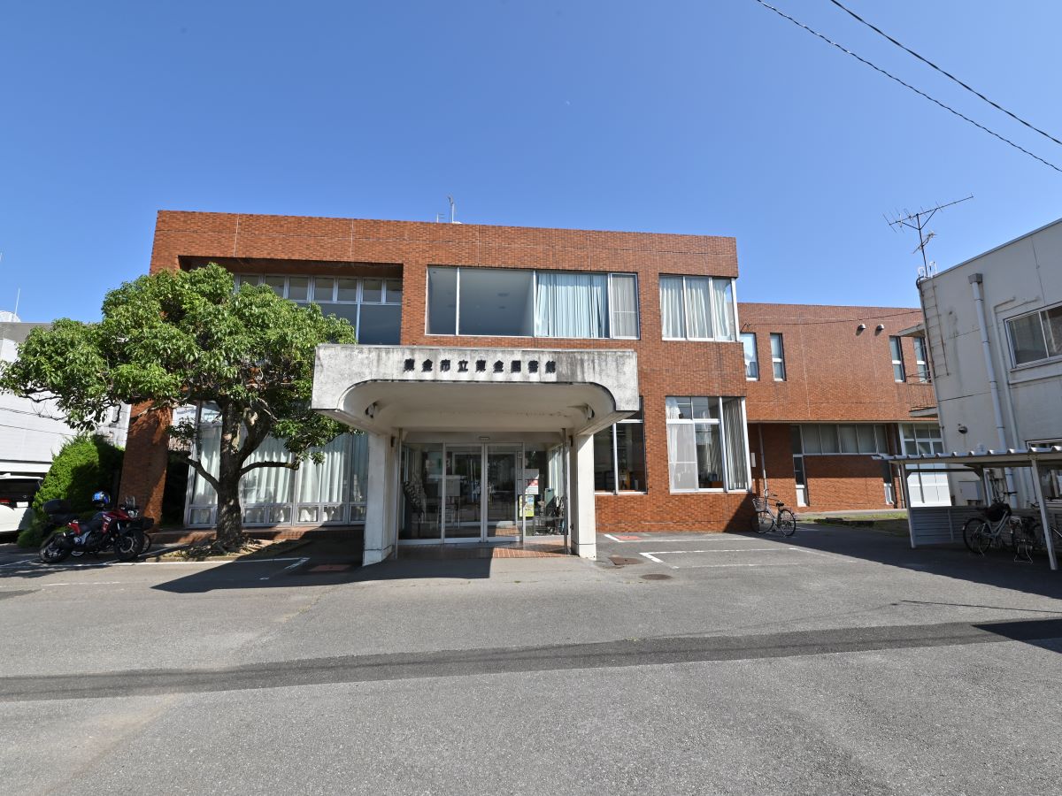 東金市立東金図書館まで約1.9km～2km（徒歩24分～25分／車で約7分）　静かな場所で落ち着いて読書や調べものができ、毎日通いたくなってしまう居心地良さがあります。