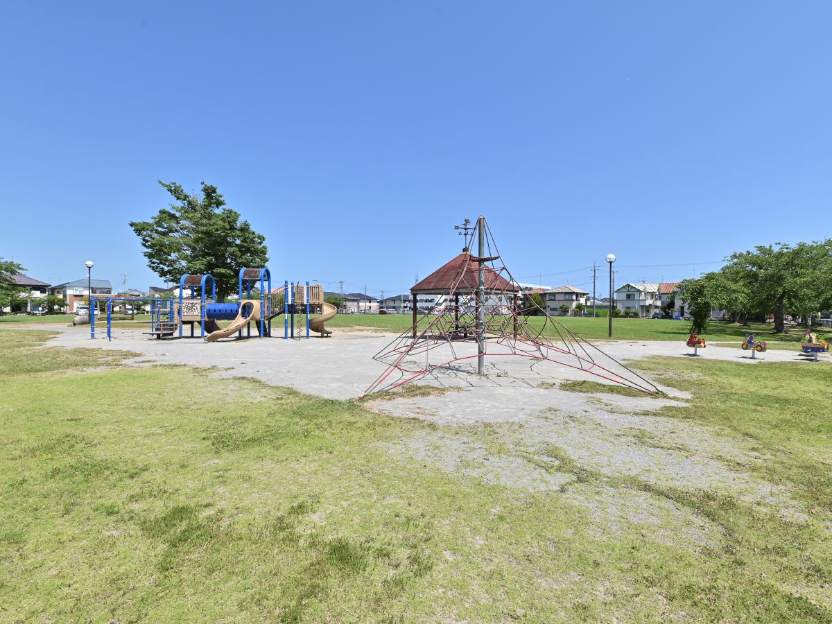 田間中央公園まで約780m～810m（徒歩10分～11分）　芝生広場やちょっとした遊具があり、体を動かすのはもちろん、ピクニックにも良いです。