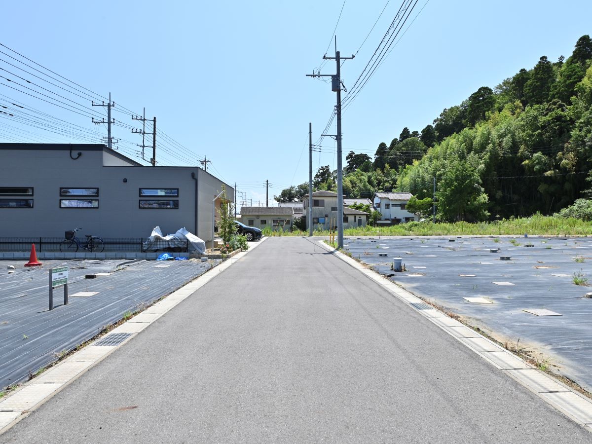 区画6の南東側道路の様子です。道路幅は約5mあります！　