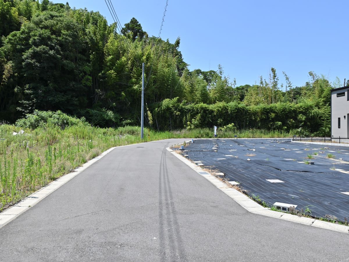 区画6、8の南西側道路の様子です。道路が綺麗に整備されております！　