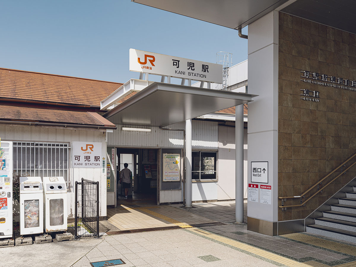 ＪＲ可児駅まで約6.5km～6.6km（車で約15分）　可児市下恵土に位置するＪＲ太多線の駅です。都会の喧騒から離れのどかで自然豊かなエリアがある一方で、商業施設や学校などが複数あり、都市部の便利な生活も享受できます。
分譲地からは車で15分ほどの距離です。