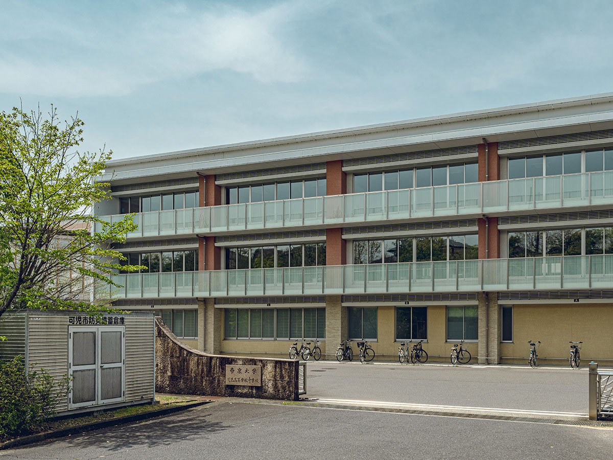 帝京大学可児高等学校中学校まで約680m～880m（徒歩9分～11分）　毎年90％程度の高校3年生が「現役4年制大学進学」を成し遂げており、国公立大学や難関私立大学へ多くの生徒さんが進学しています。また部活動では県大会のみならず東海・全国大会で活躍する部も出ており、「文武両道」の中高一貫校です。
