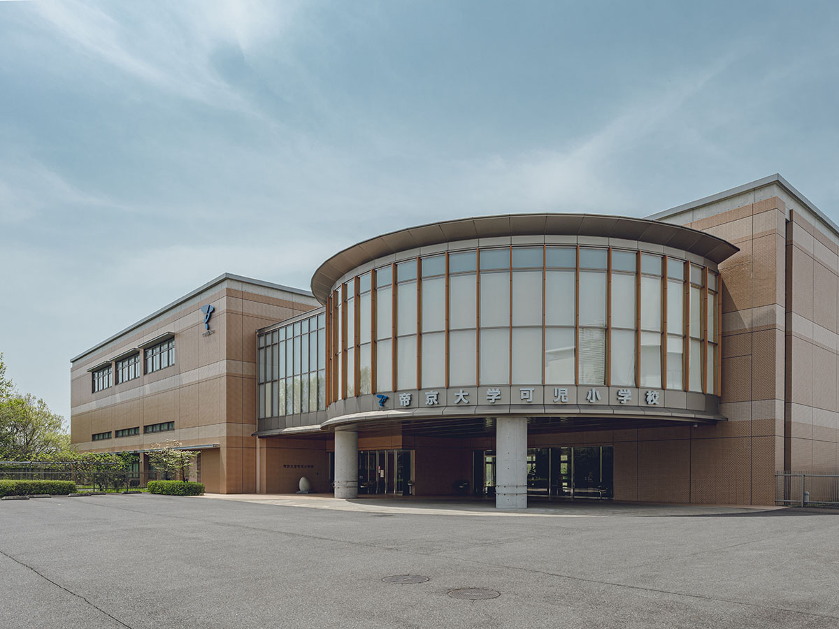 帝京大学可児小学校まで約680m～880m（徒歩9分～11分）　21世紀のグローバル社会に通用する人材を育て、たくましい生活力を身につける教育を実践しています。英語教育・ＩＣＴ活用・探求型授業・オリジナル教科を取り入れた私立の小学校です。