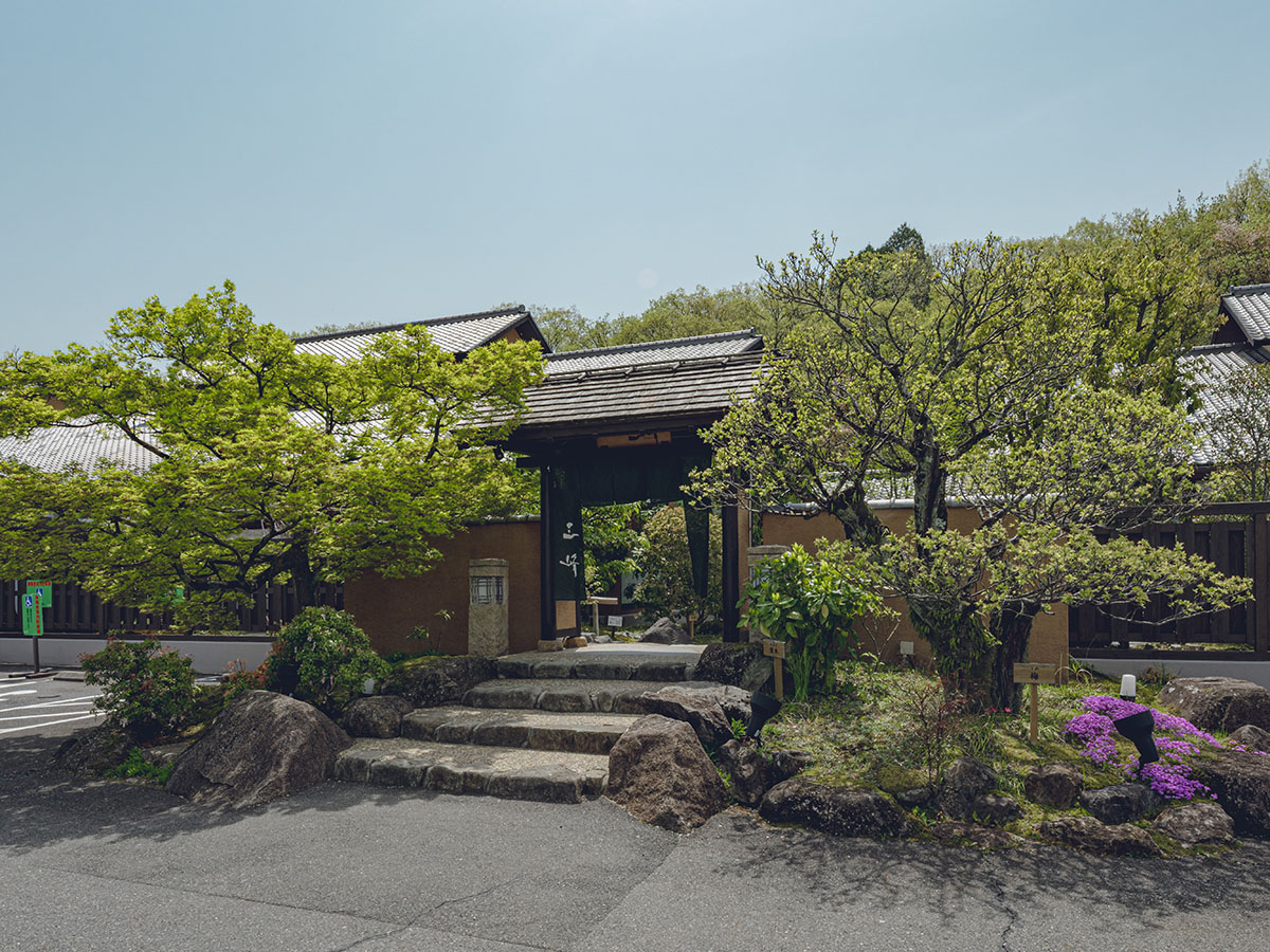 天然温泉三峰まで約1.6km～1.7km（車で約4分）　四季折々の景色が眺められる露天風呂。天然温泉アルカリ単純泉。お食事処や理容室もあるので温泉以外でも立ち寄れそうですね。