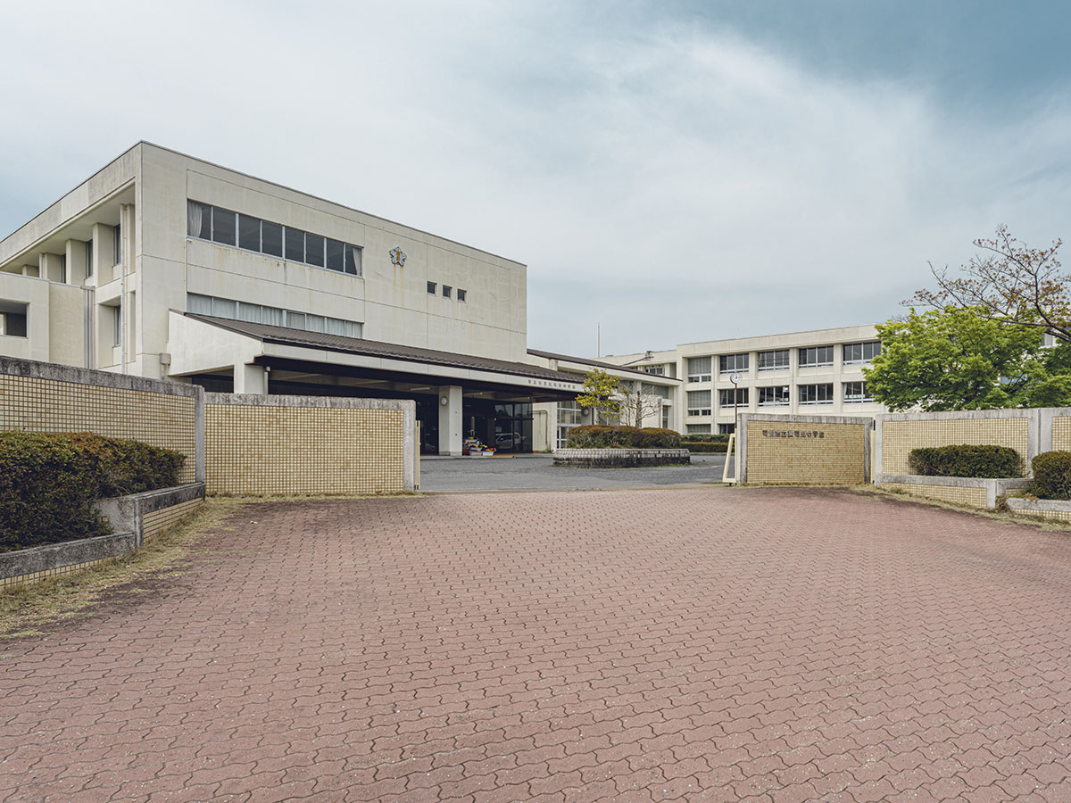 東可児中学校まで約2.8km～2.9km（徒歩35分～37分）　桜ケ丘小学校の近くです。桜ケ丘小学校から進学の生徒が多く、友人関係が変わらず安心♪