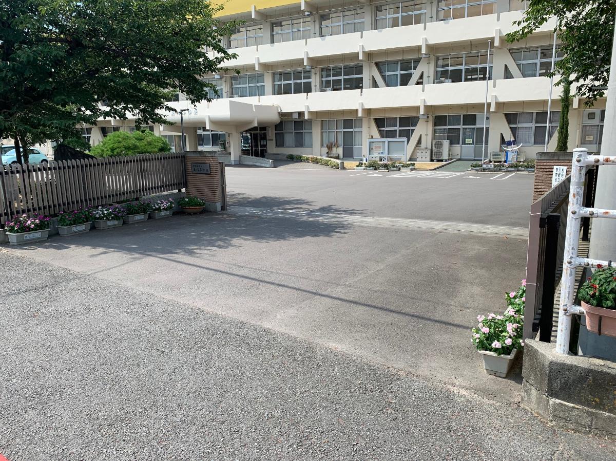 美しが丘にいはま　６街区２０ モデルハウス 新居浜市立泉川小学校まで約2.3km（徒歩29分）　徒歩２６分。