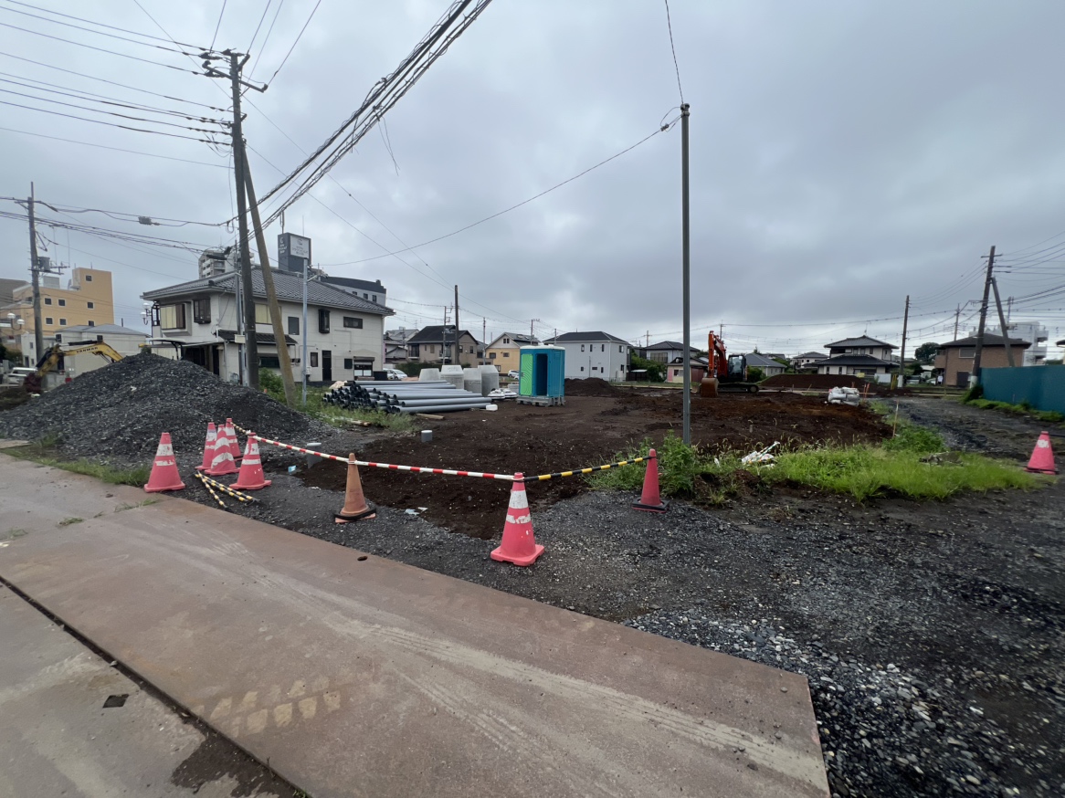 現地は工事中です。　近くにはコンビニもあり、急なお買い物の際も安心です！　