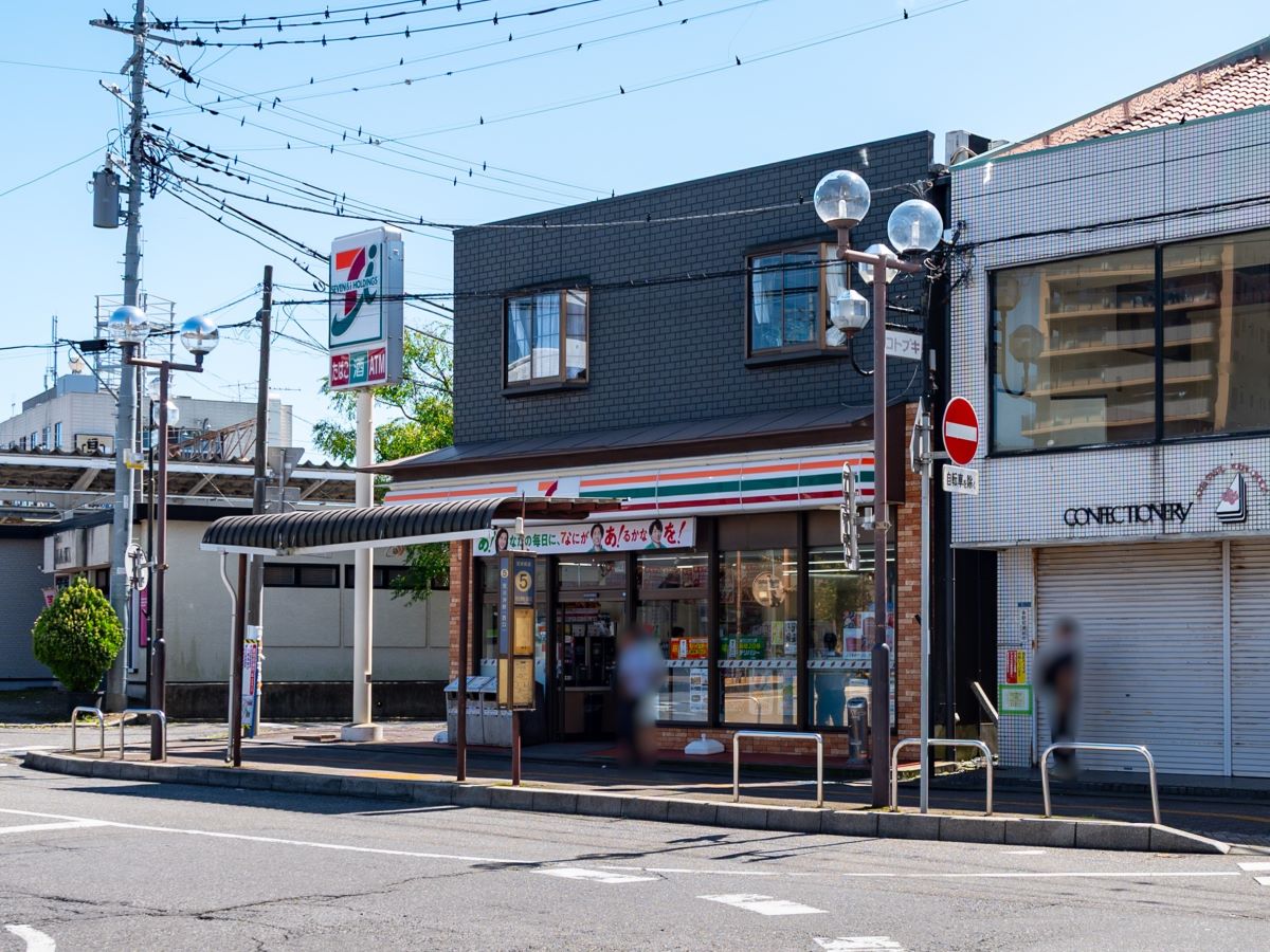 セブン-イレブン 土浦荒川沖駅前店まで約290m～400m（徒歩4分～5分）　24時間営業なので、深夜の急なお買い物にもすぐ対応できます！日々の生活のすぐそばにあると、安心感が違いますよね。