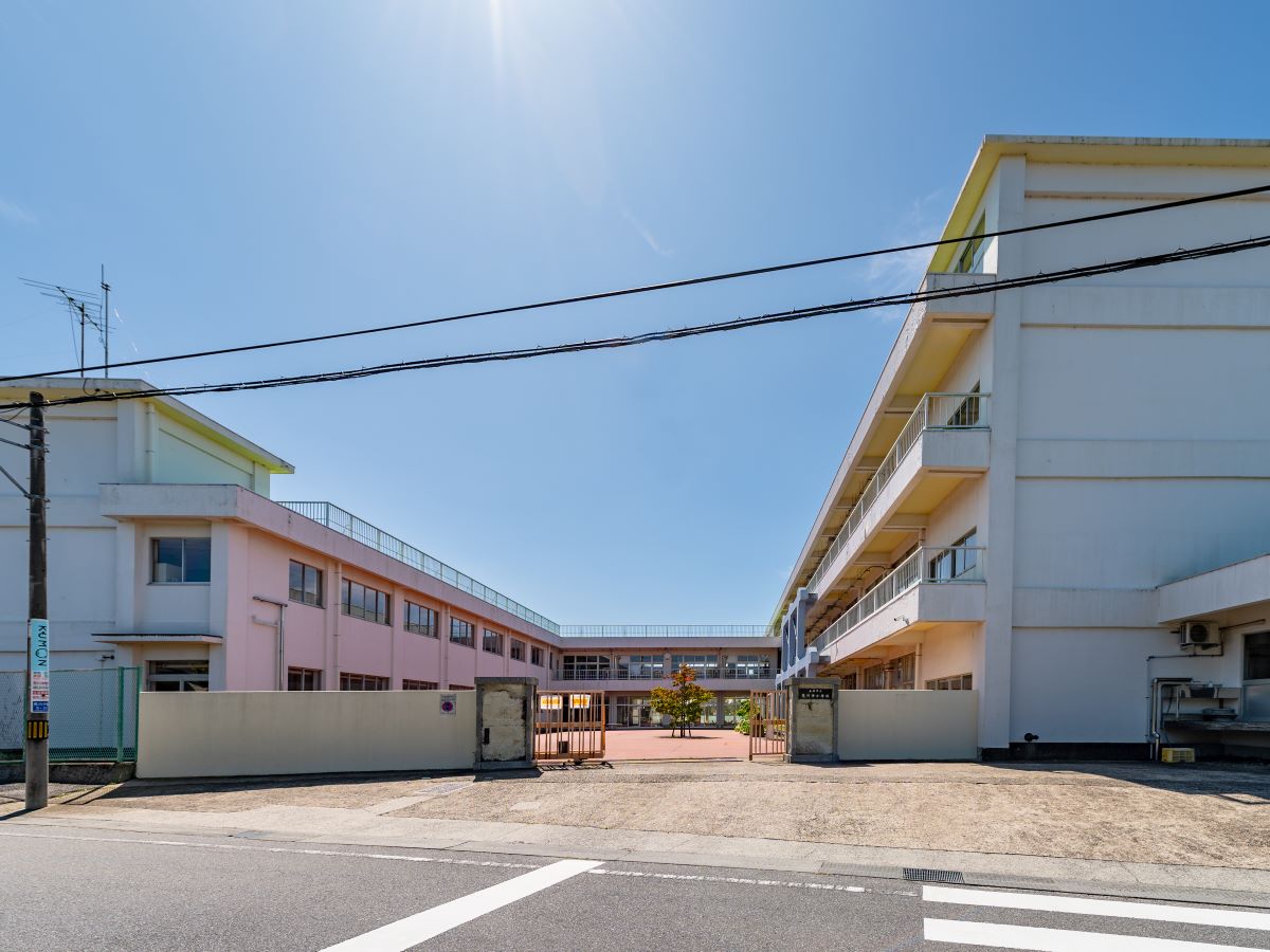 土浦市立荒川沖小学校まで約780m～850m（徒歩10分～11分）　定期的な「たてわり班活動」を通して、自主性や思いやりの心を育んでいる小学校です。