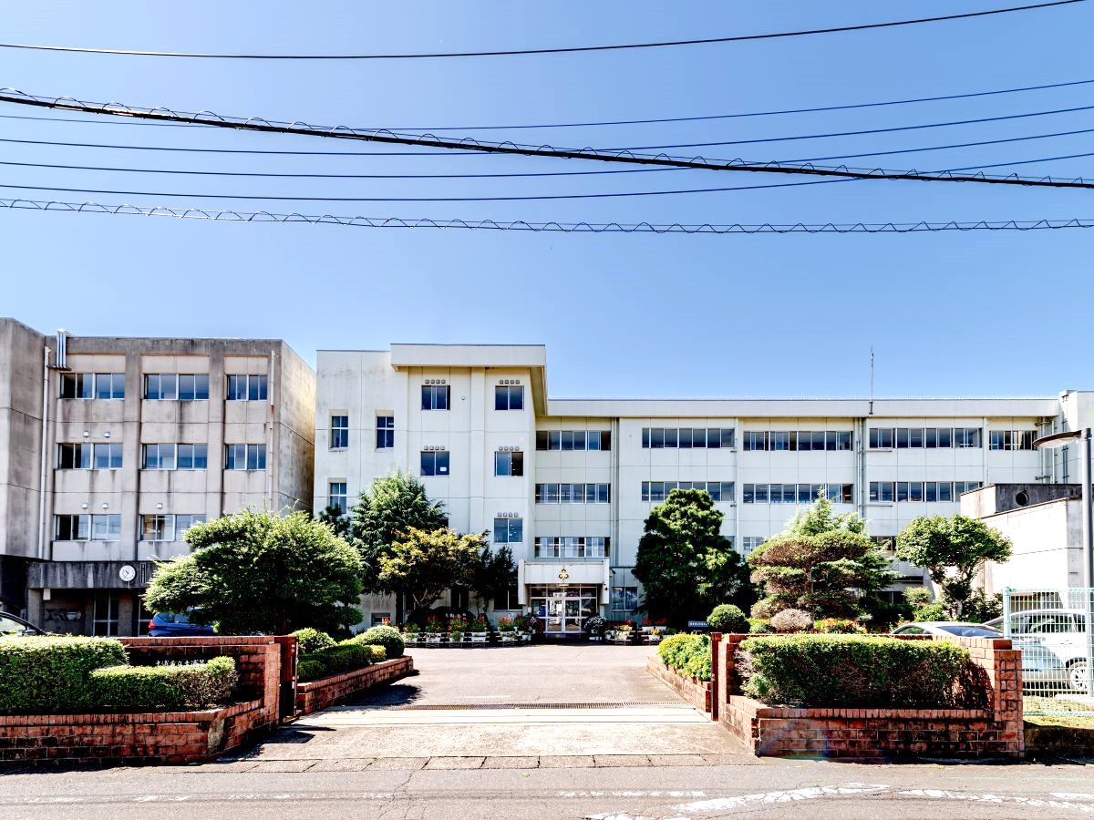 土浦市立土浦第三中学校まで約1.4km～1.5km（徒歩18分～19分）　近隣の小学校と連携し、9年間の成長を見据えた小中一貫教育に取り組んでいます。