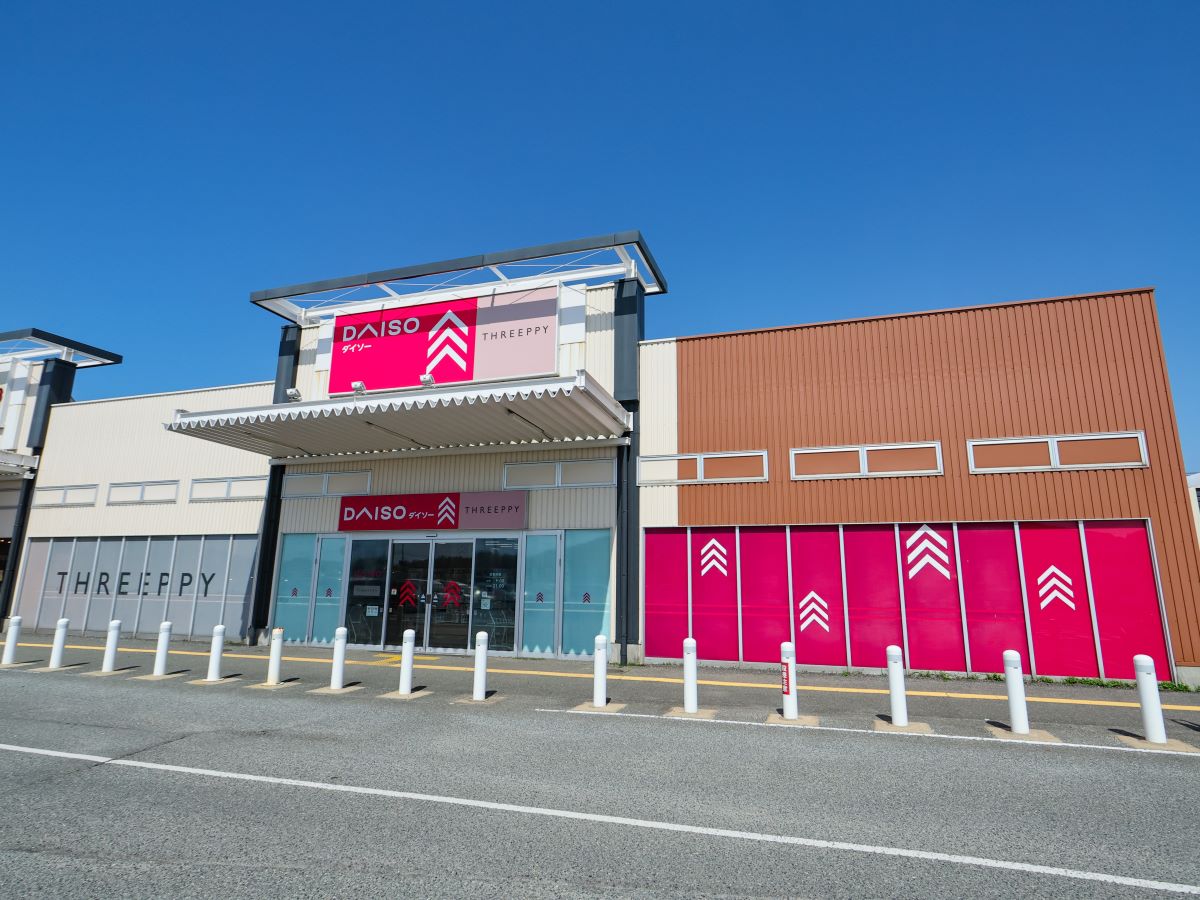 ダイソー　イオン糸島ショッピングセンター店まで約3.1km～3.2km（車で約6分）　イオン糸島ショッピングセンター内にある店舗です。食品や日用品の買い物ついでに立ち寄ることができます。