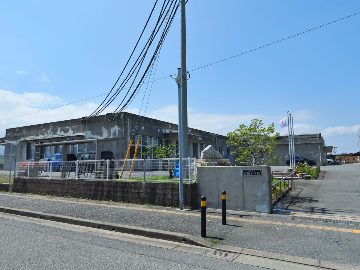 糸島市立東風小学校まで約1.9km～2km（徒歩24分～25分）　付近は区画整理が進んだ美しい住宅街で、歩道も整備されているため、毎日の登下校も安心です。