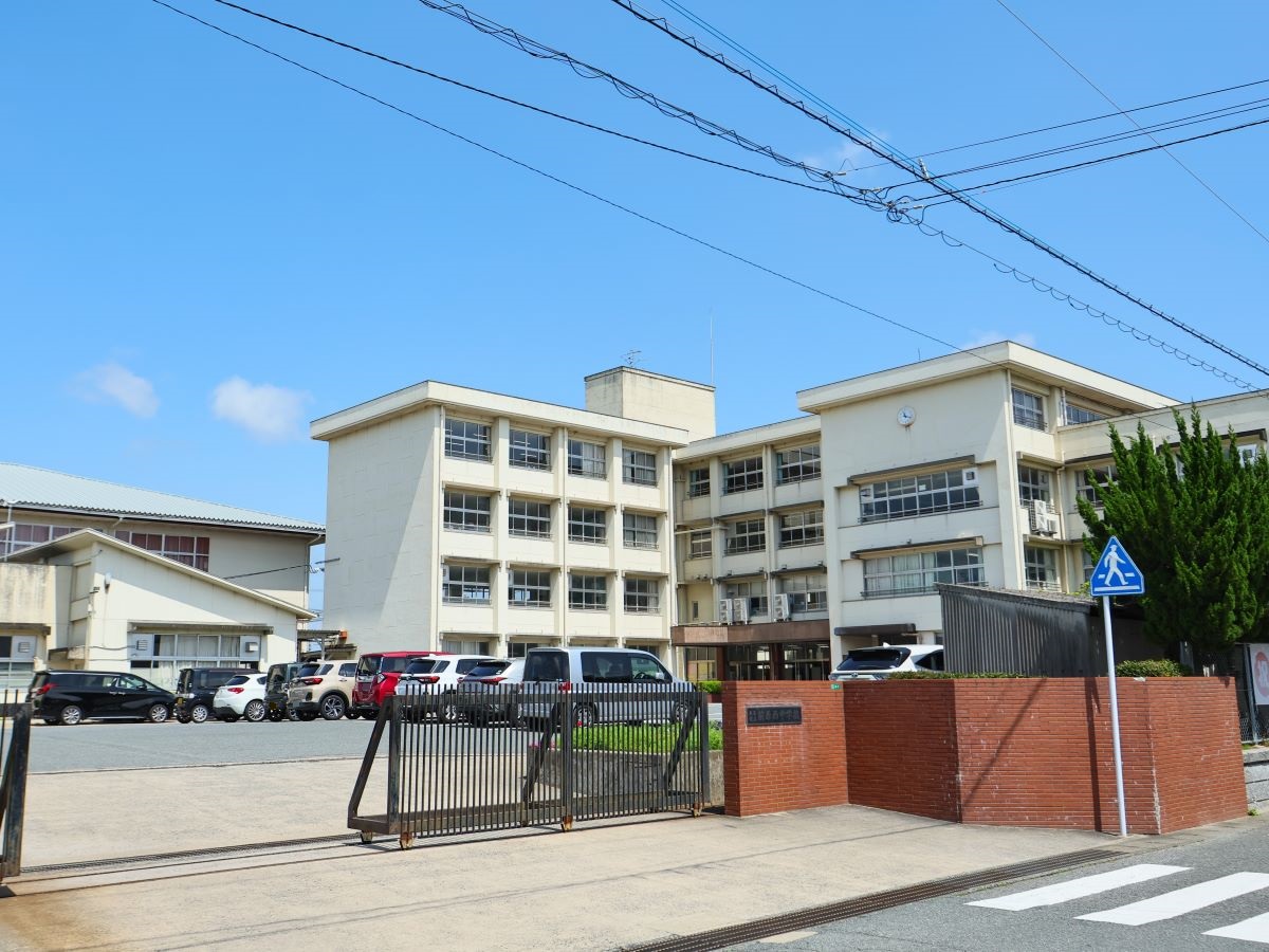 糸島市立前原西中学校まで約5km～5.1km（徒歩63分～64分）　学校教育目標は「地域を愛し、心豊かで未来を切り開く生徒の育成」です。自他を大切にし、協働しながら主体的に学び成長できるよう励んでいます。