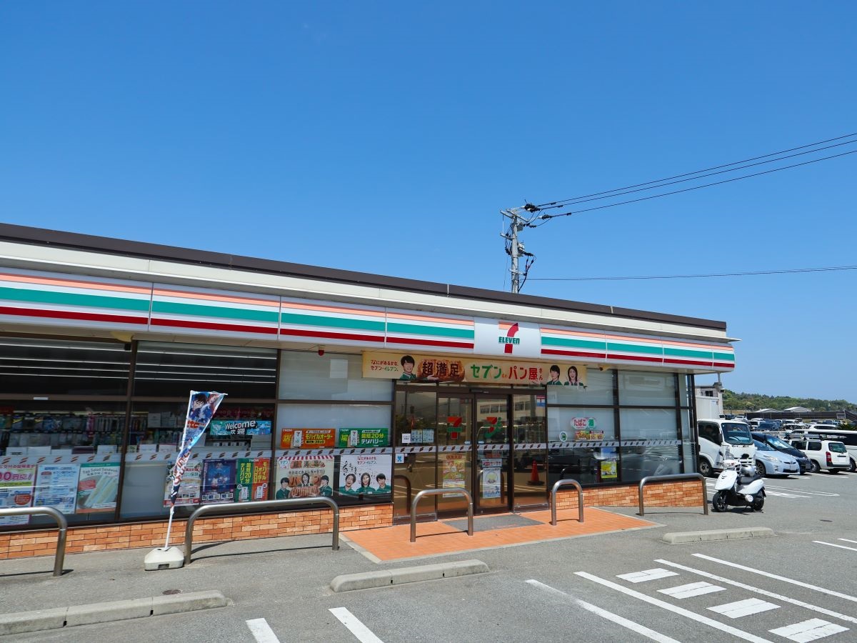 セブン-イレブン 糸島泊店まで約890m～950m（徒歩12分／車で約2分）　忙しい朝や、仕事帰りにも寄ることができ、ちょっとしたお買い物にも便利です。