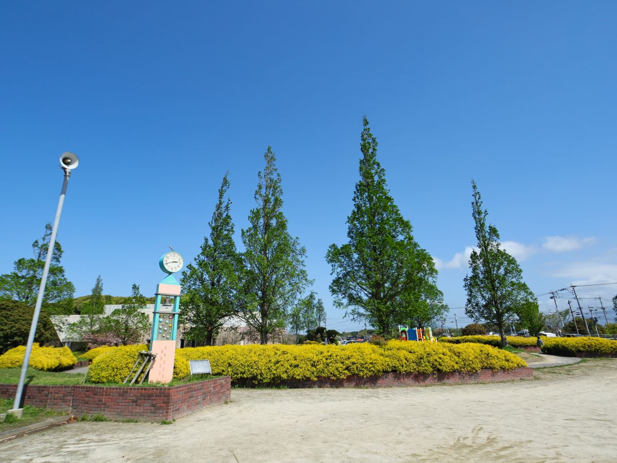 志摩中央公園まで約3.1km～3.2km（車で約6分）　お子様が夢中になれる大型遊具や、思いっきり走り回れる多目的広場があります。四季折々の美しさに包まれる園内は、ウォーキングやジョギングも可能で子供から大人まで楽しく過ごせます。