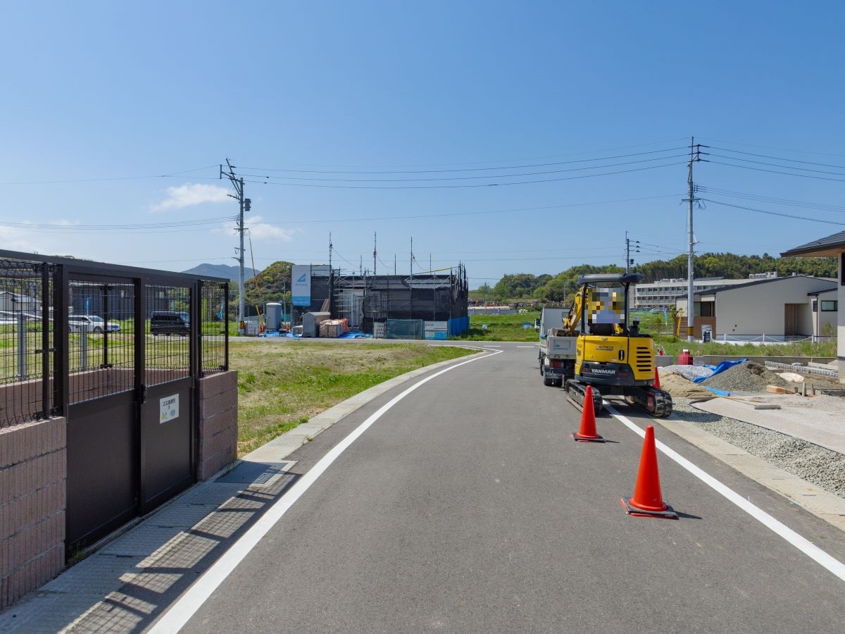 ごみ置き場は柵がついているので、安心ですね！(区画1-1、1-2北側の接道の様子です。)　