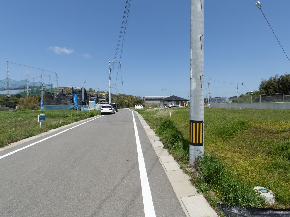 前面道路が6mあり車の出し入れがスムーズです！(西側接道の様子です。)　