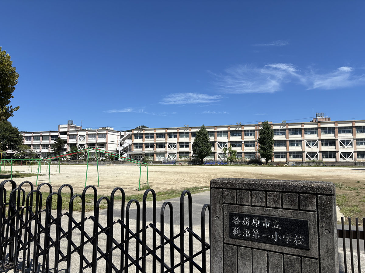 各務原市立鵜沼第一小学校まで約42m（徒歩1分／車で約1分）　各務原市鵜沼西町にある公立小学校で、平日8時～15時頃に授業を実施。児童は地域の子どもたち約600名が通い、学びや遊びの場として機能しています。(2025年)「誇りをもって進んでやりぬく子」を教育目標に、個別最適な学びや協働学習を推進。歴史ある温かく活気のある校舎で、地域に根ざした教育環境が魅力です。