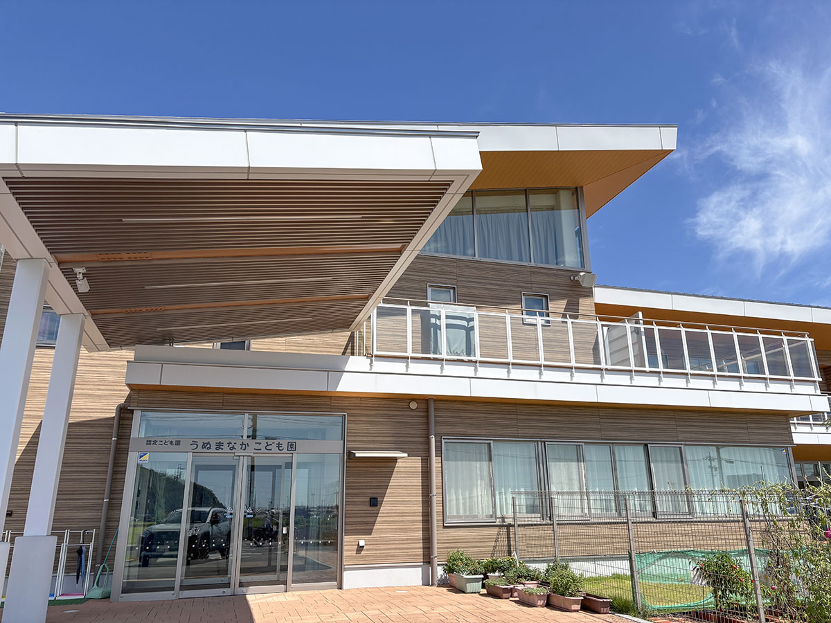 うぬまなかこども園まで約300m（徒歩4分／車で約1分）　各務原市鵜沼西町にある私立の保育所型認定こども園で、0歳から受け入れ、定員147名。平日7:30～19:30、土曜7:30～13:30に開園。自然豊かな環境で感性や生きる力を育み、「なかよく・かしこく・げんきな子」を保育目標に地域と連携した教育・保育を実践しています。