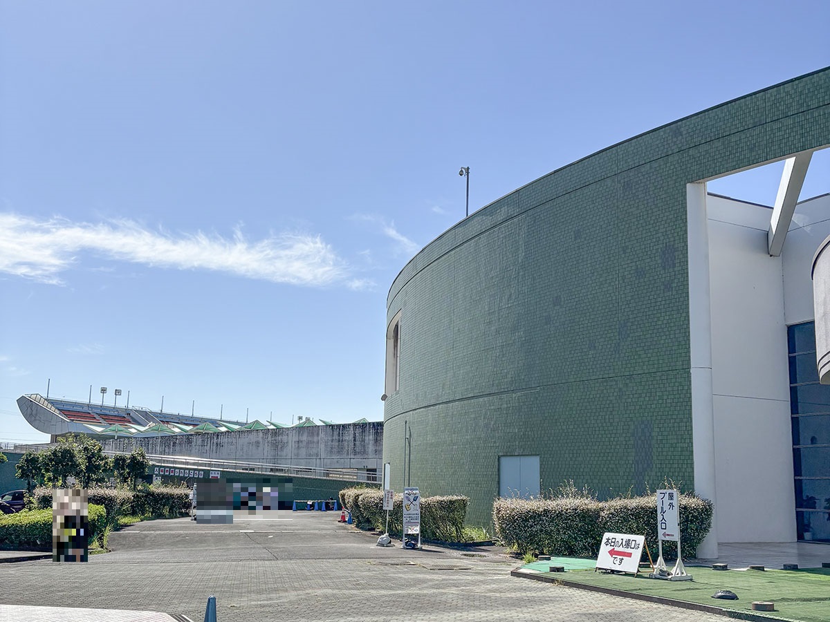 各務原市民プールまで約1.5km（徒歩19分／車で約4分）　屋内温水プール、屋外レジャープール、トレーニングルーム、ダンススタジオなどを備えた総合スポーツ施設です。屋内プールは午前10時から午後9時30分まで営業（入場は午後9時まで）し、屋外プールは午前9時から午後6時まで営業しています。毎週木曜日は定期清掃のため休館日となっており、臨時休館日もあります。家族連れや健康志向の方々にとって、年間を通じて利用できる魅力的な施設です。