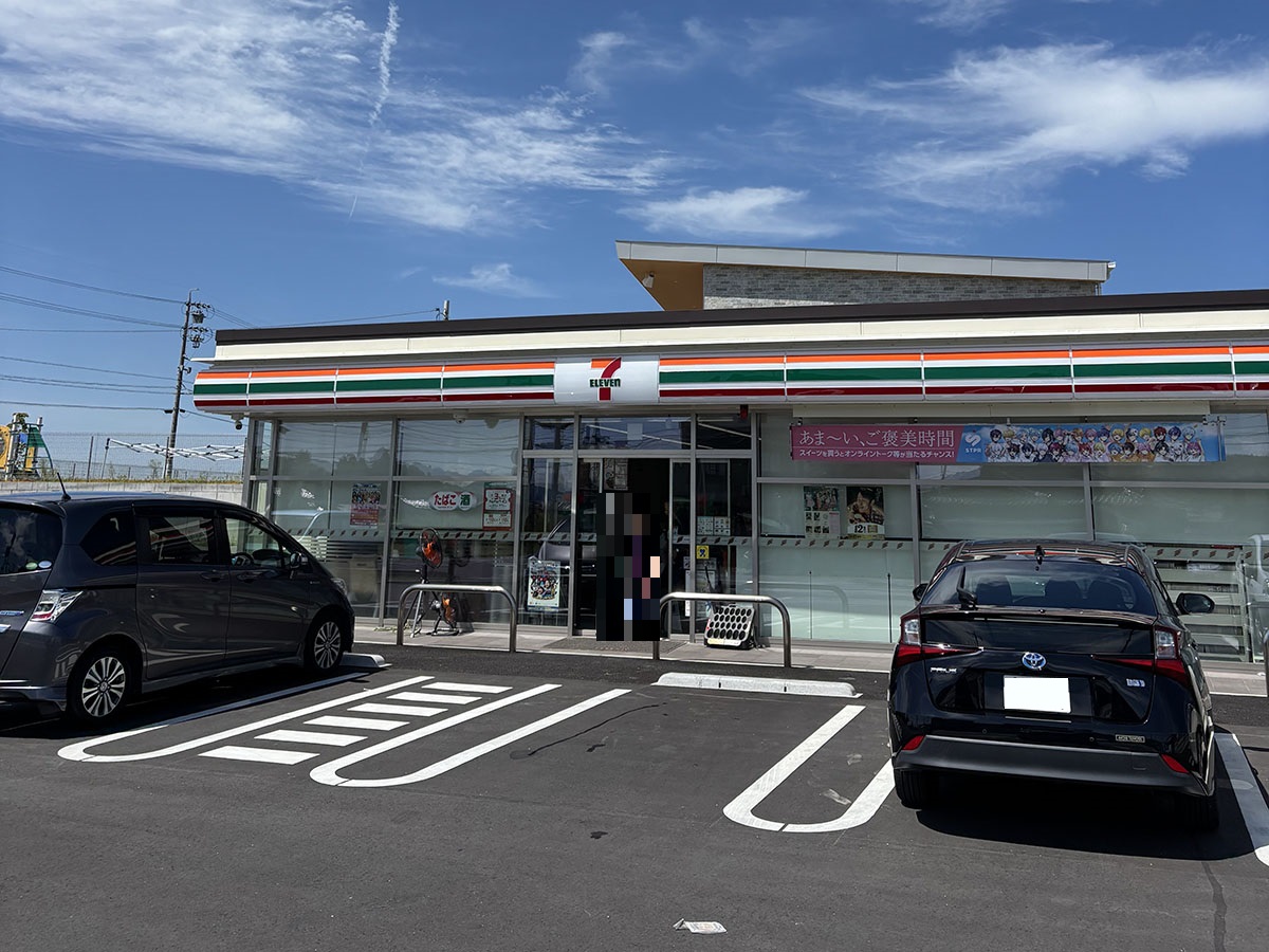 セブンイレブン各務原鵜沼西町店まで約230m（徒歩3分／車で約1分）　24時間営業で、通勤前の軽食や昼食、仕事帰りの買い物など、生活のあらゆるシーンに便利です。ATMやマルチコピー機を完備し、公共料金の支払いやチケット発券も可能。地域のイベント情報も掲示され、地域密着型の店舗として親しまれています。