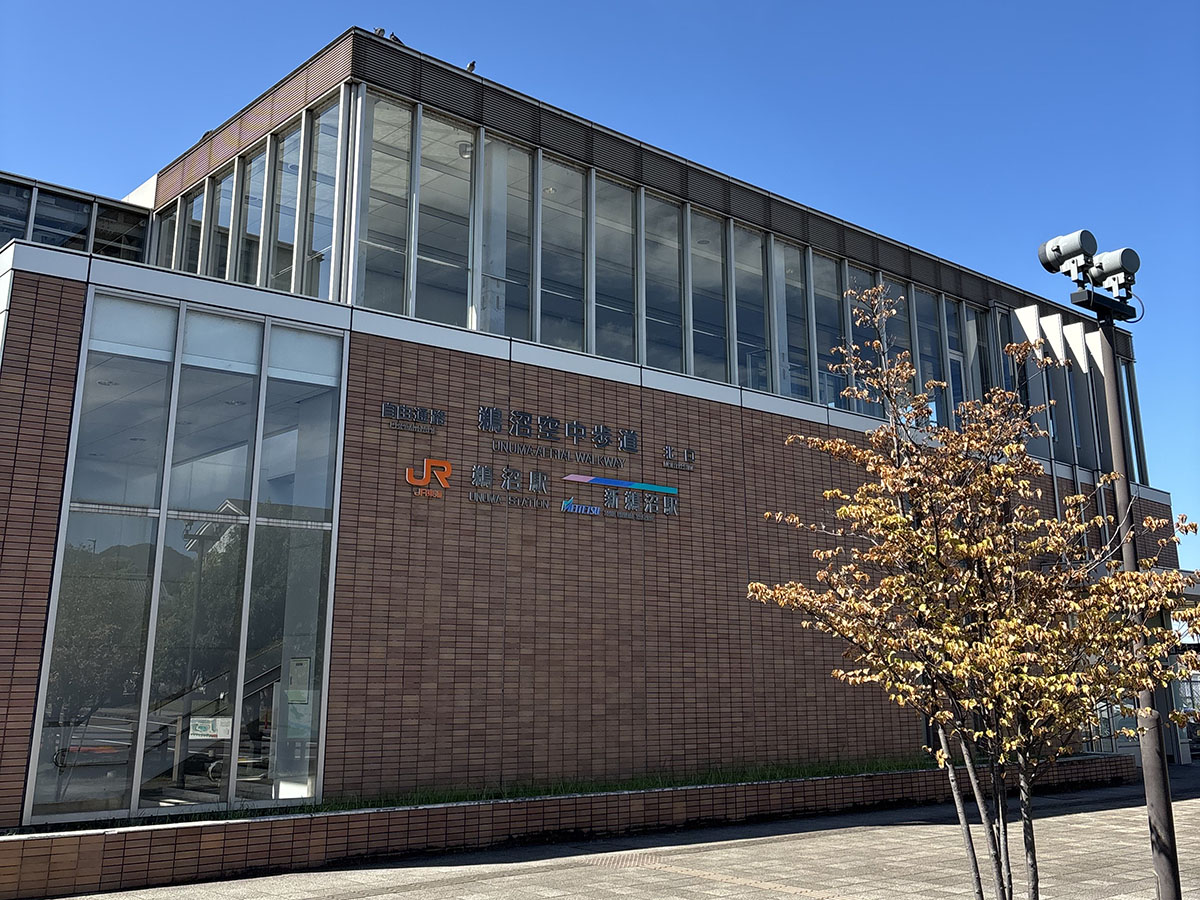 JR鵜沼駅まで約1.5km（徒歩19分／車で約8分）　通勤・通学から観光まで幅広い利用を可能にする、地域に根ざした駅です。バリアフリー対応の橋上駅舎と自動改札の整備、窓口と券売機の併用、名鉄線とのスムーズな乗り換え、さらには駅前の自然空間など、便利さと安心感が両立しています。
【始発・終電（高山本線）】下り（美濃太田・高山方面） … 朝5時台始発～23時台終電、上り（岐阜・名古屋方面） … 朝5時台始発～23時台終電