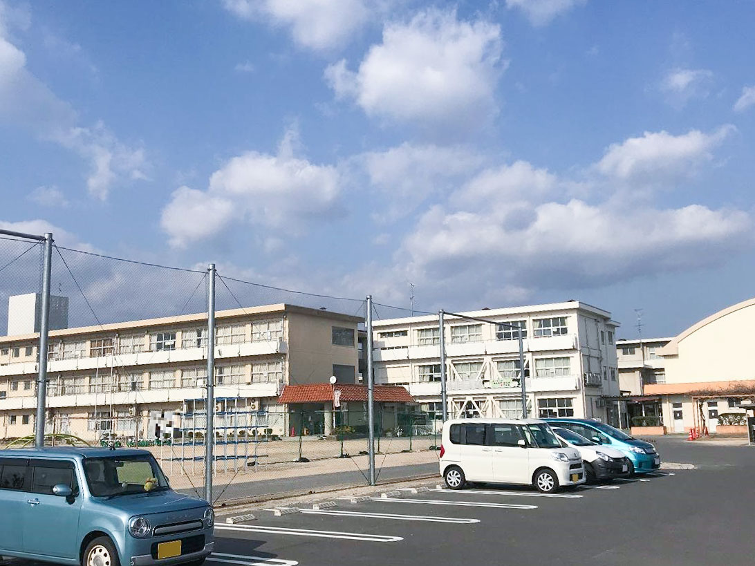 総社市立常盤小学校まで約970m（徒歩13分）　毎日の登下校で体力がつきそうですね！教育目標は「なかよく　かしこく　たくましく」～未来を切り拓くときわっ子の育成～　です。