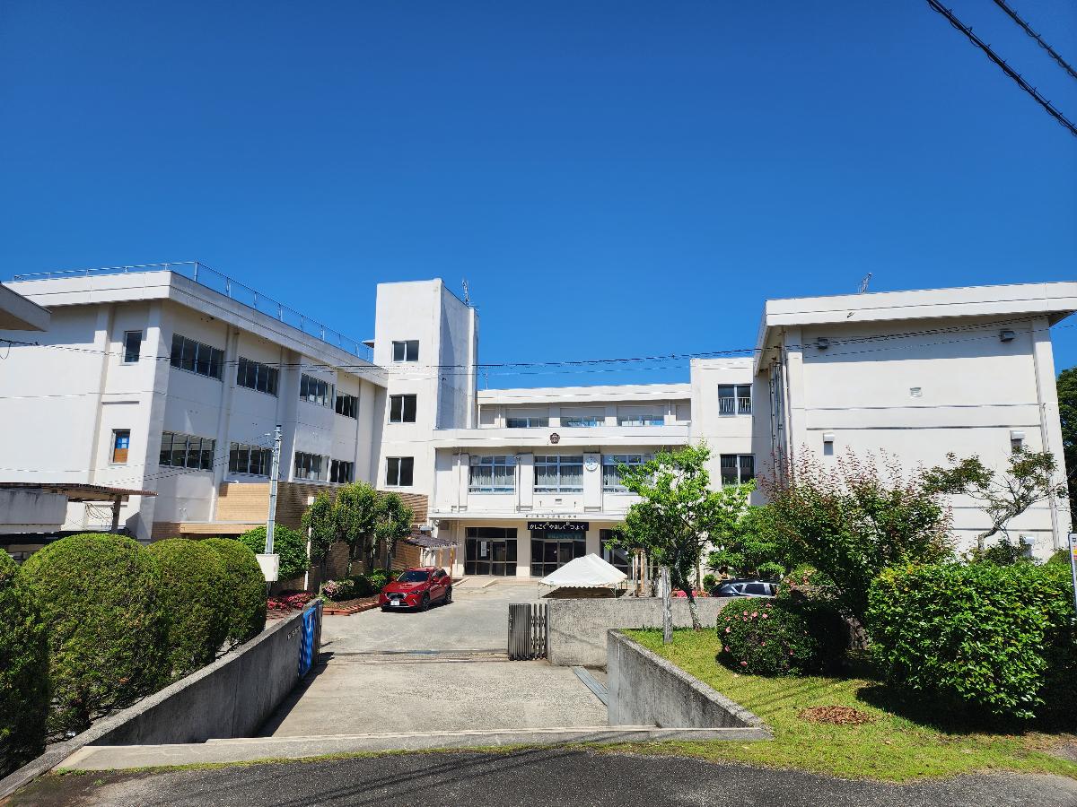 平岩小学校まで約950m（徒歩12分）　児童数471人、学級数19、教職員42名（令和6年5月1日現在）