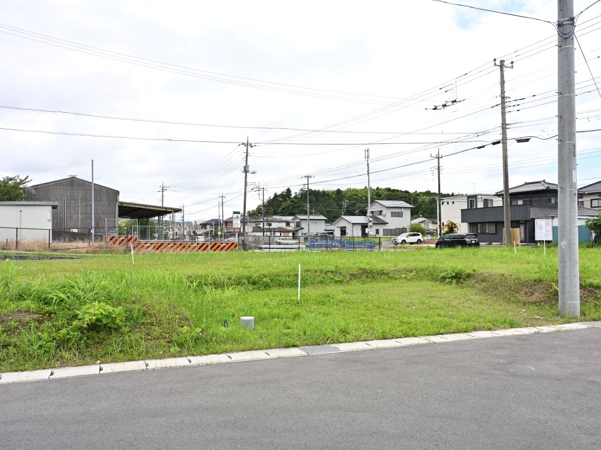 区画9：213.42㎡（64.55坪）　南側・北側が道路なので開放的です！　
