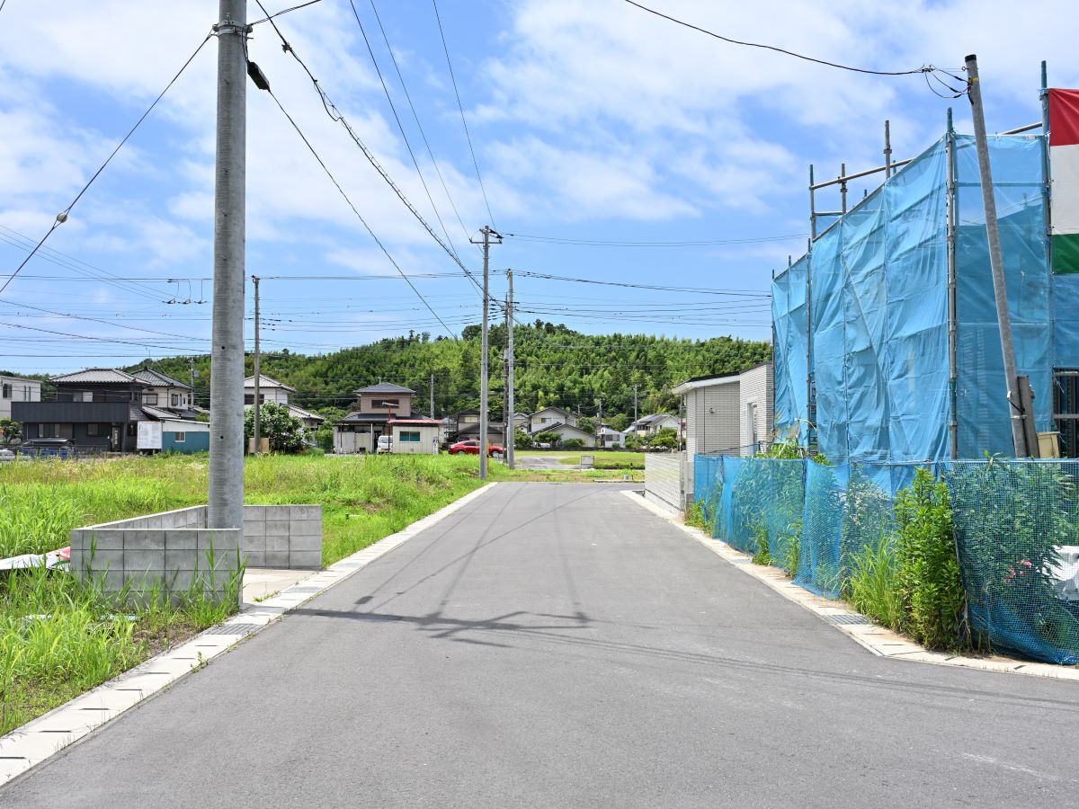 区画7、9北側道路　約6mなので車のすれ違いも安心！　