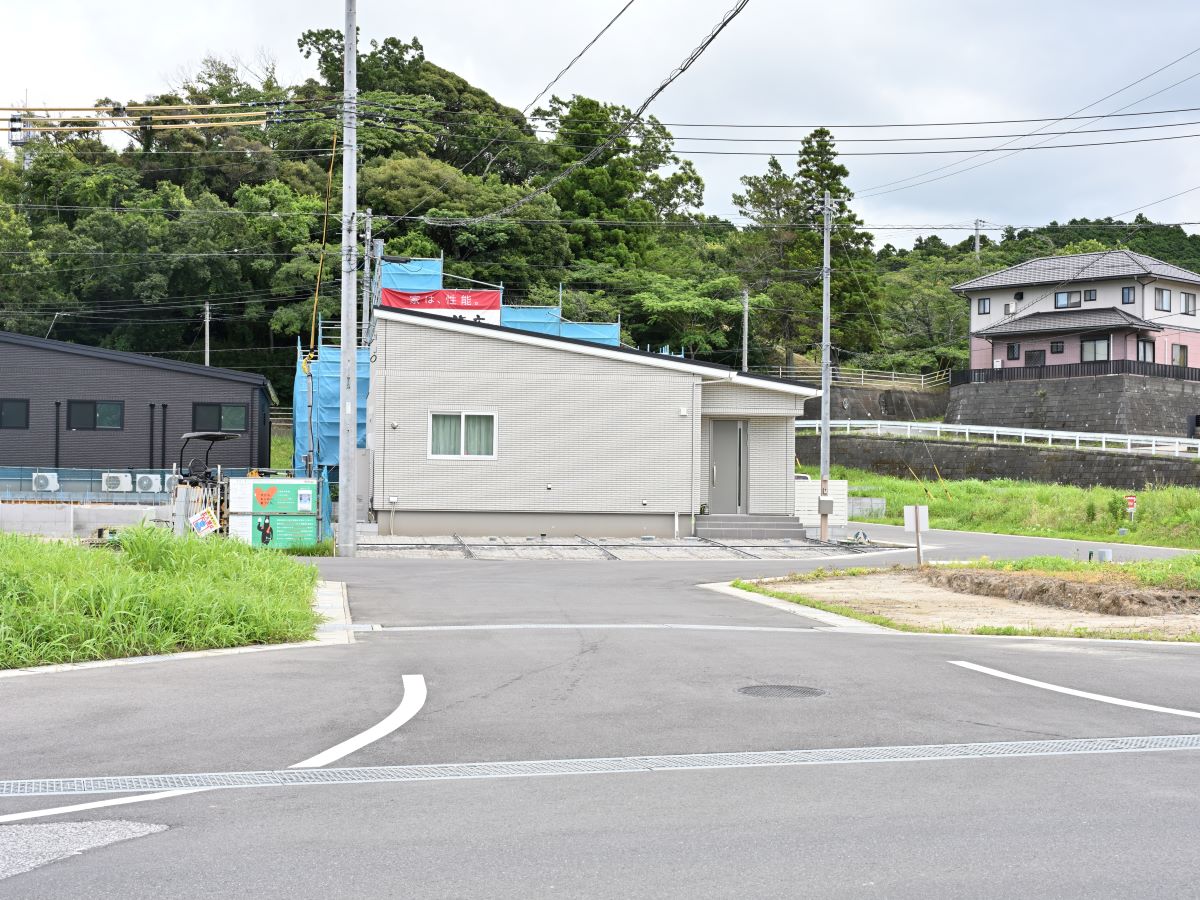 区画12南側道路　分譲地への入口です！しっかりと整備されています☆　