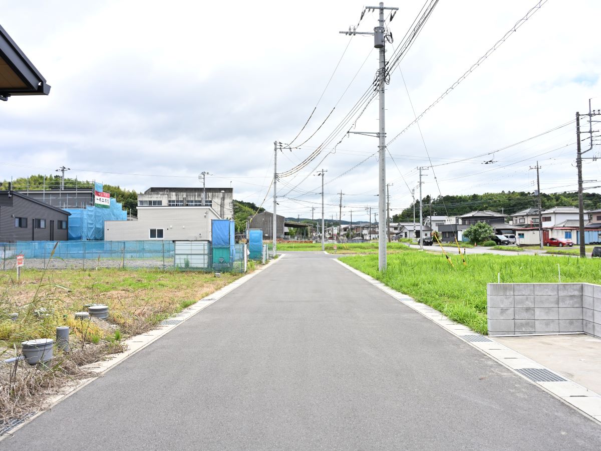 区画12～14東側道路　約6mあり、車の出し入れも安心してできますよ！　
