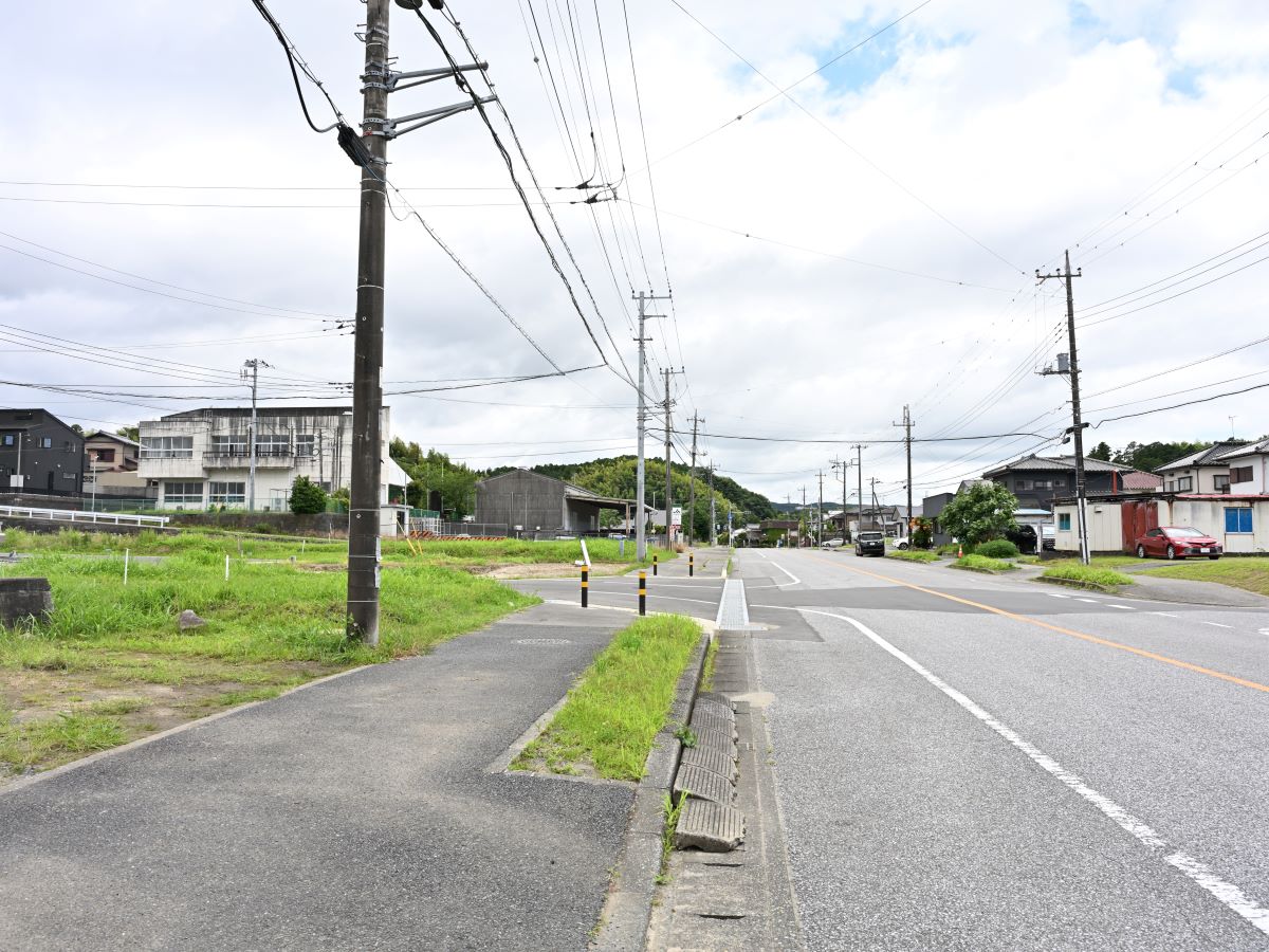区画10、12西側道路　歩道もあり、小さなお子様とのお散歩も安心ですね♪　