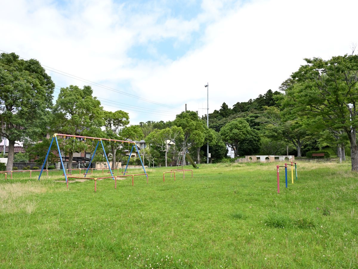 宮下公園まで約720m～750m（徒歩9分～10分）　遊具や広場があり、子どもたちがのびのび遊べます。広い芝生なのでキャッチボールをしたり、たくさん体を動かせます。