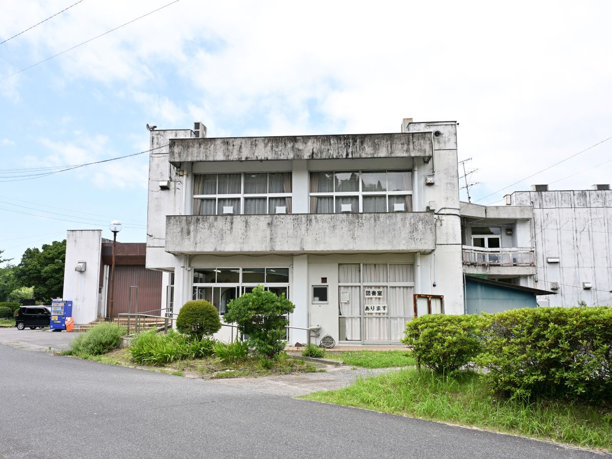 君津市立中央図書館 周南分室（君津市周南公民館）まで約620m～650m（徒歩8分～9分）　図書館と公民館が一体となった施設です。地域のイベントや講座も開催されており、多世代が安心して利用できるスポットです。