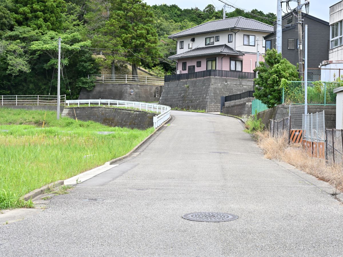 区画7、9、10南側道路　豊かな自然と穏やかな気候を満喫できる住環境です。　