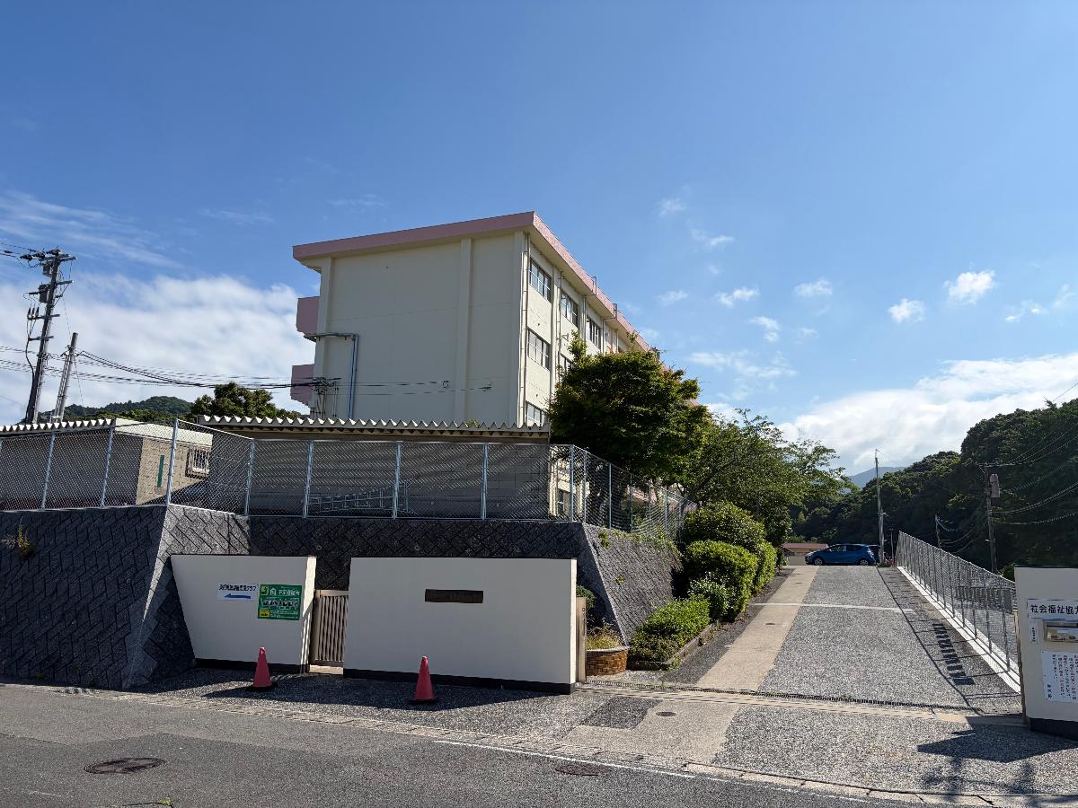 東朽網小学校まで約600m～700m（徒歩8分～9分）　低学年のお子様にも通いやすい距離です。安心してお子様を送り出せます！通学時間が短縮されると、朝の忙しい時間にもゆとりができますね。
