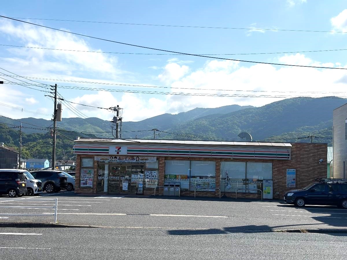 セブン-イレブン 小倉くさみ店まで約350m～450m（徒歩5分～6分）　コンビニまで徒歩圏内で急な買い物にもすぐ行けて便利です。【営業時間】24時間営業