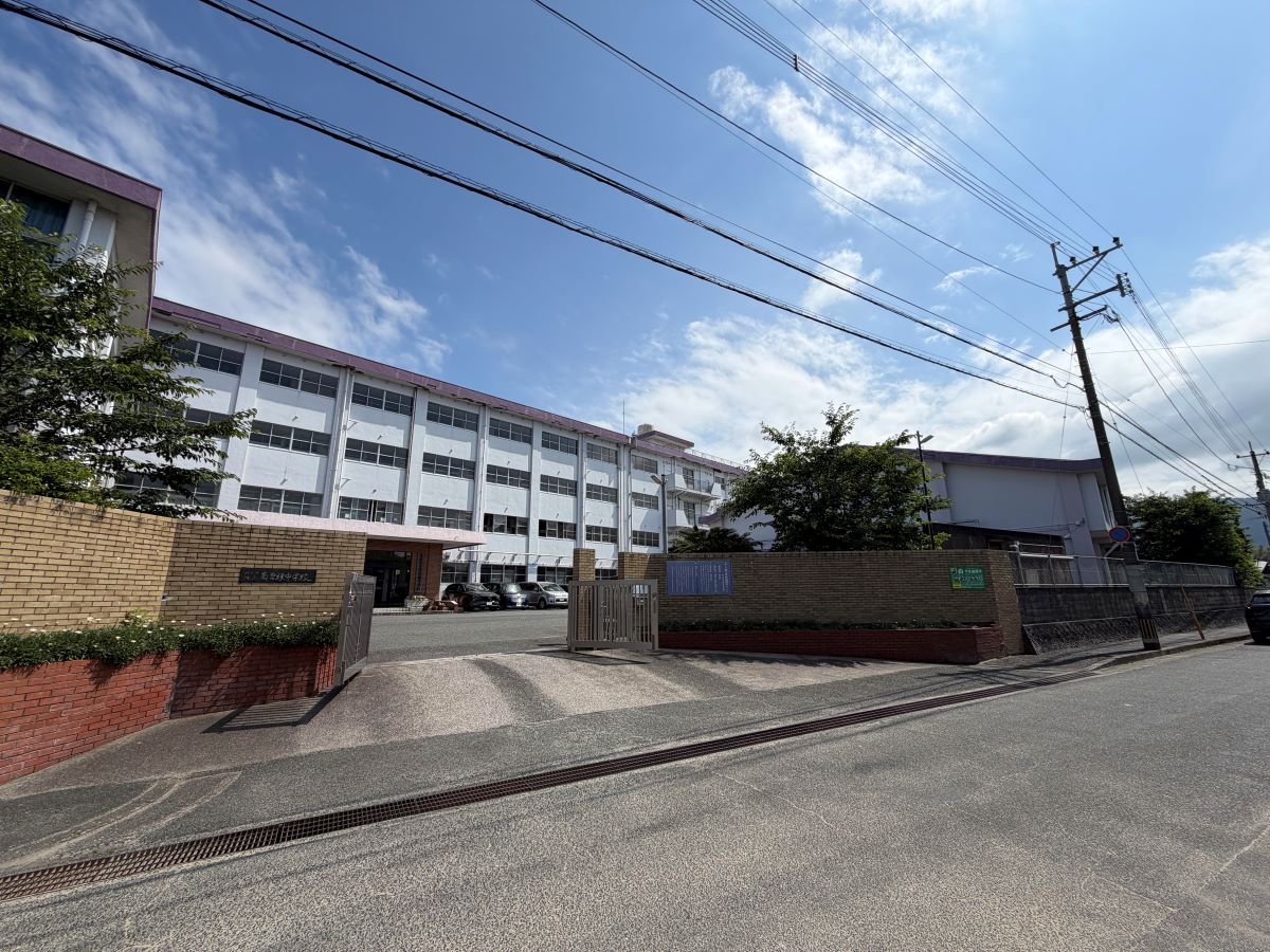 南曽根中学校まで約1.8km～1.9km（徒歩23分～24分）　南曽根中学校までは少し距離がありますが、身体も心も大きく育つ中学生の時期。毎日の登下校はお子様にとって力づくりの時間でもあり、お友達と他愛のないおしゃべりを楽しむかけがえのない青春の思い出の時間にもなります。一歩一歩の歩みが、お子様の成長を支えます。