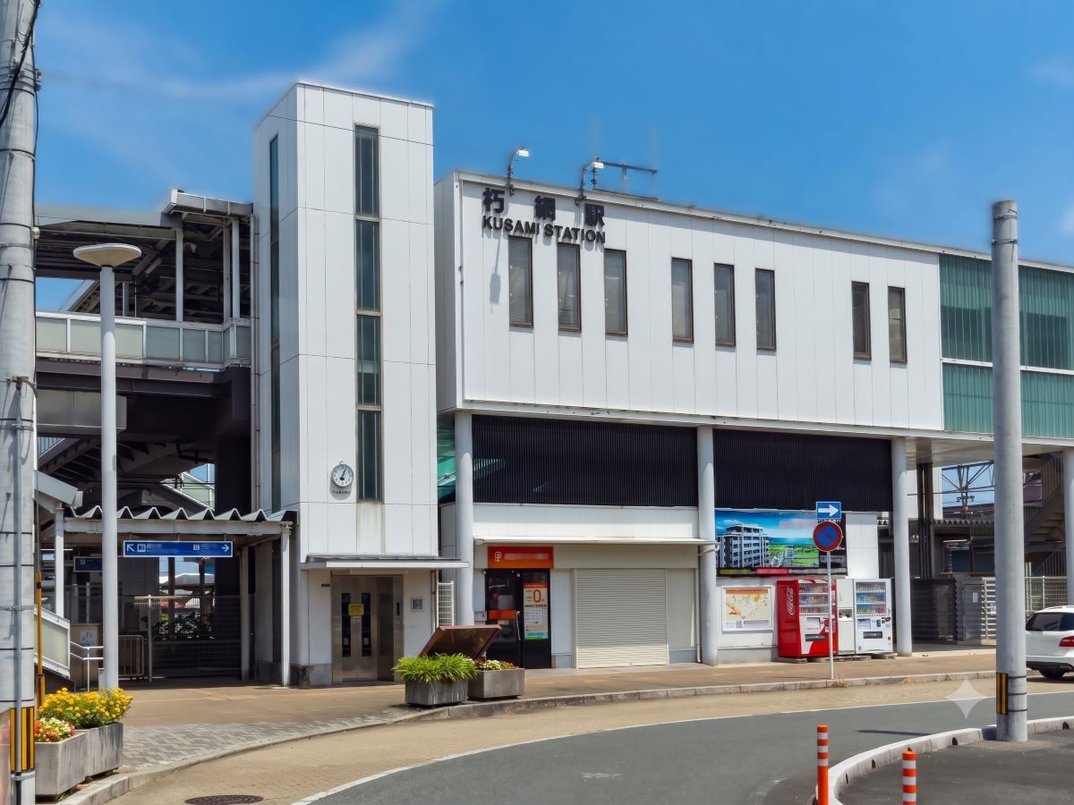 ＪＲ日豊本線「朽網」駅まで約650m～750m（徒歩9分～10分）　特急列車の利用でＪＲ「小倉」駅まで約10分。さらに2026年3月より特急の停車本数が上下線共に増えアクセスがより便利になりました。※最新の時刻表は運行会社様のHPなどをご確認ください。