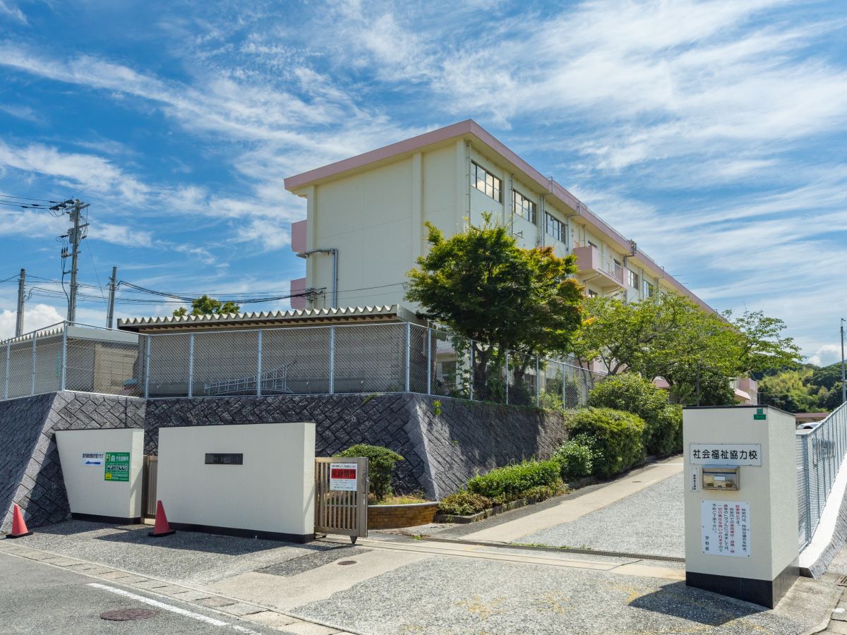 東朽網小学校まで約600m～700m（徒歩8分～9分）　低学年のお子様にも通いやすい距離です。安心してお子様を送り出せます！通学時間が短縮されると、朝の忙しい時間にもゆとりができますね。