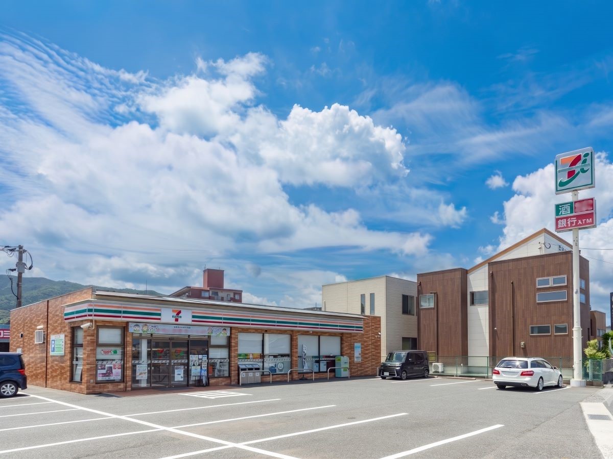セブン-イレブン 小倉くさみ店まで約350m～450m（徒歩5分～6分）　コンビニまで徒歩圏内で急な買い物にもすぐ行けて便利です。【営業時間】24時間営業