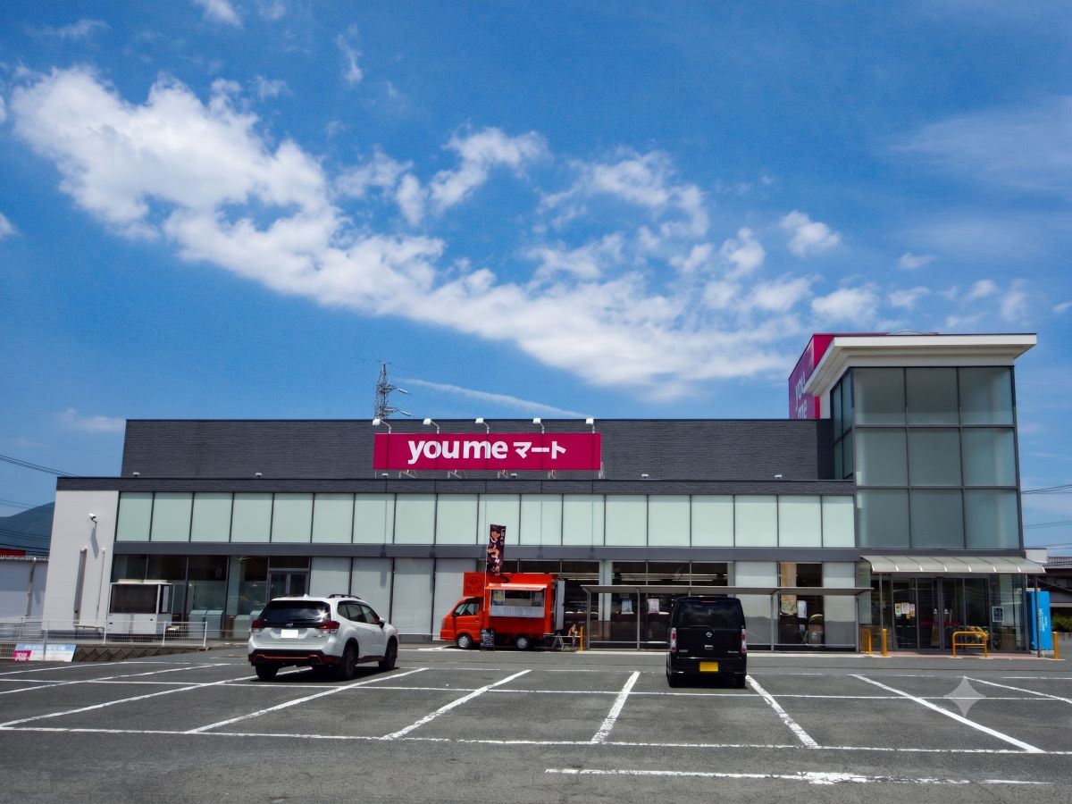 ゆめマート朽網まで約1.6km～1.7km（車で約4分～約5分）　新鮮な食材や日用品が揃う「ゆめマート朽網」が車で約5分圏内に！お仕事帰りや休日のまとめ買いはもちろん、「あ、あれを買い忘れた！」という時にもすぐに駆け込める距離感が、日々の家事に大きなゆとりをもたらします。