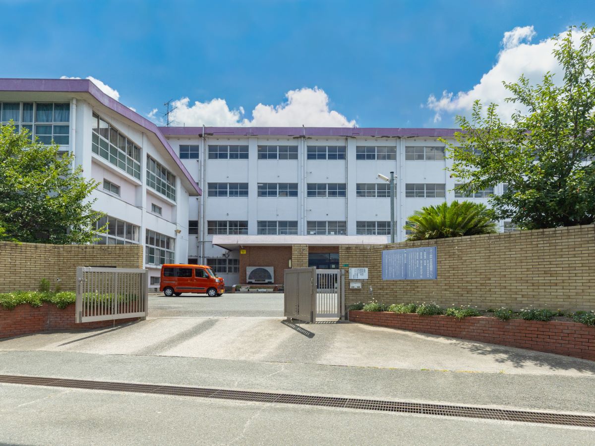 南曽根中学校まで約1.8km～1.9km（徒歩23分～24分）　南曽根中学校までは少し距離がありますが、身体も心も大きく育つ中学生の時期。毎日の登下校はお子様にとって力づくりの時間でもあり、お友達と他愛のないおしゃべりを楽しむかけがえのない青春の思い出の時間にもなります。一歩一歩の歩みが、お子様の成長を支えます。
