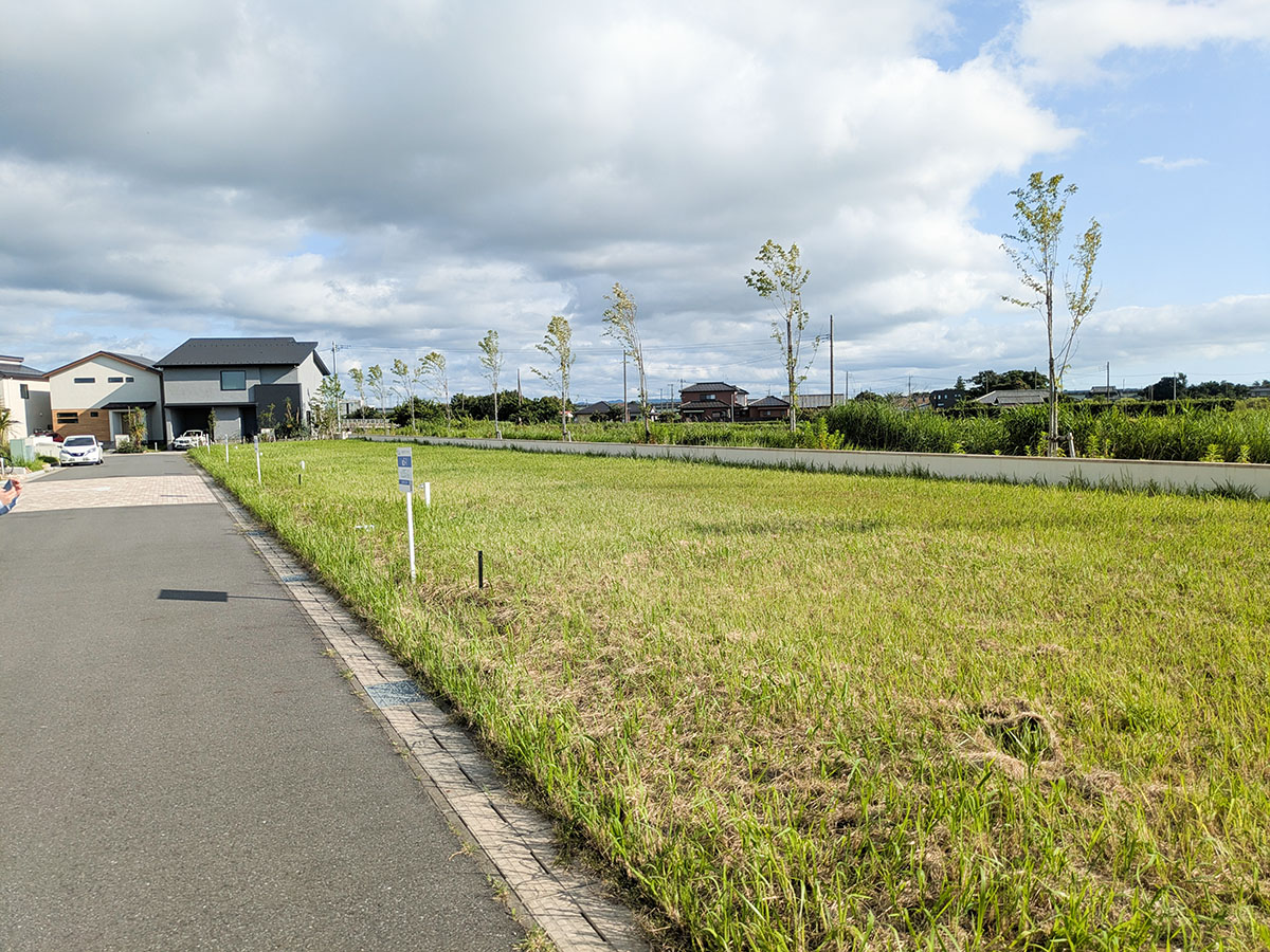 前面道路は約6mあり、毎日の車の出し入れもゆとりをもってできます。(区画5-1付近から分譲地の様子)　