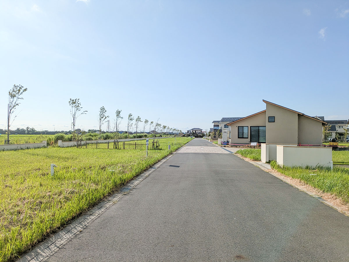 無電柱の美しい街並み。空が広く感じられますね！(区画5-1付近の前面道路)　