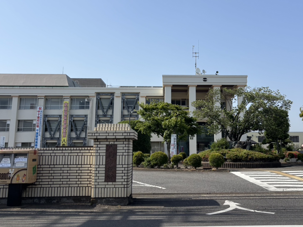 八街市役所まで約1.1km（徒歩14分／車で約4分）　駅と分譲地の間に所在しております。