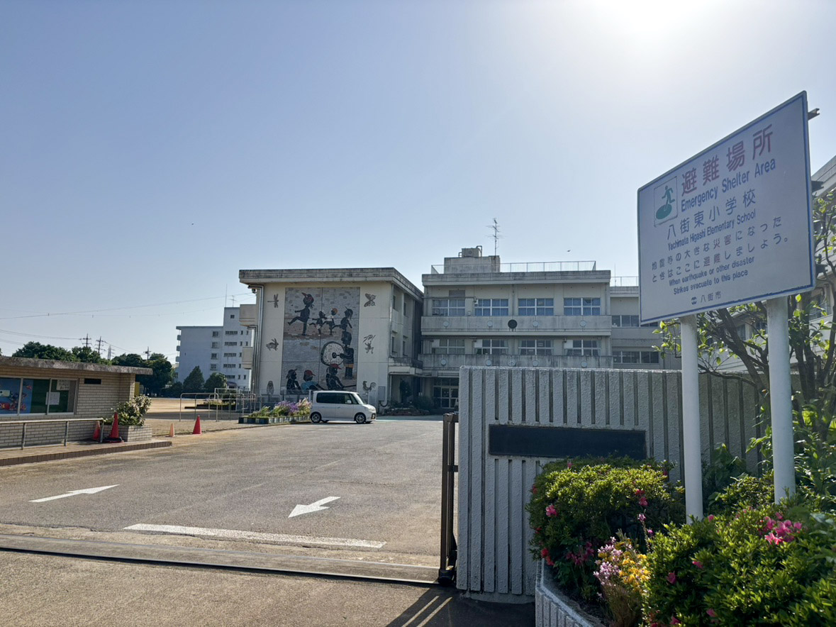 八街市立八街東小学校まで約900m（徒歩12分）　中学校と市役所が隣接の為、安心の周辺環境です。
