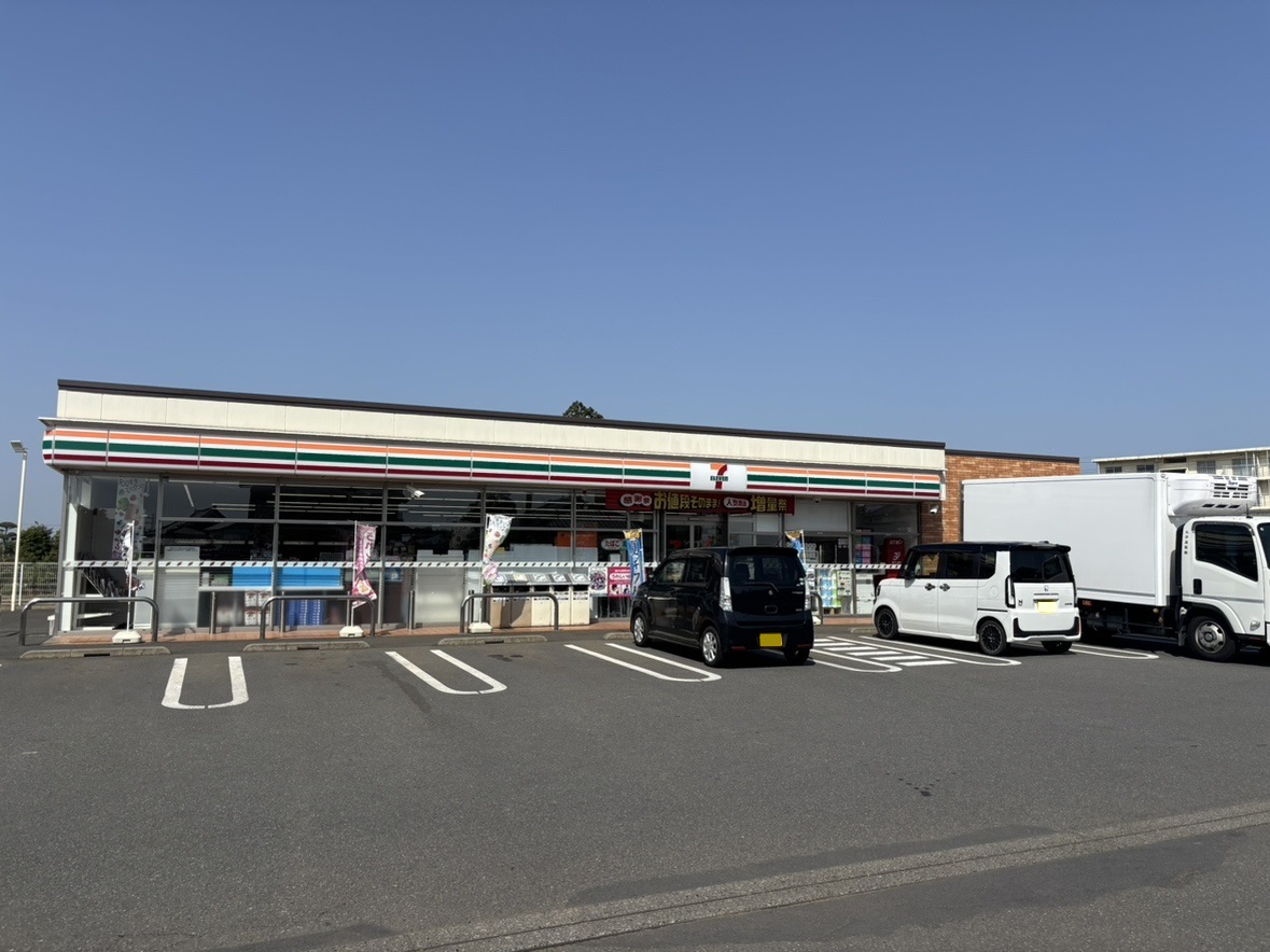 セブンイレブン八街九十九路店まで約950m（徒歩12分／車で約3分）　広々とした駐車場のコンビニです。